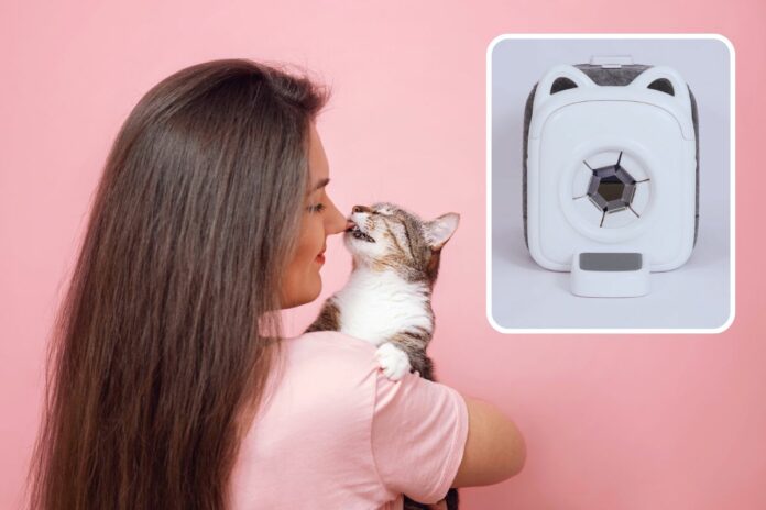 Femme tenant un chat avec une boîte intelligente pour éliminer les poils de chat.